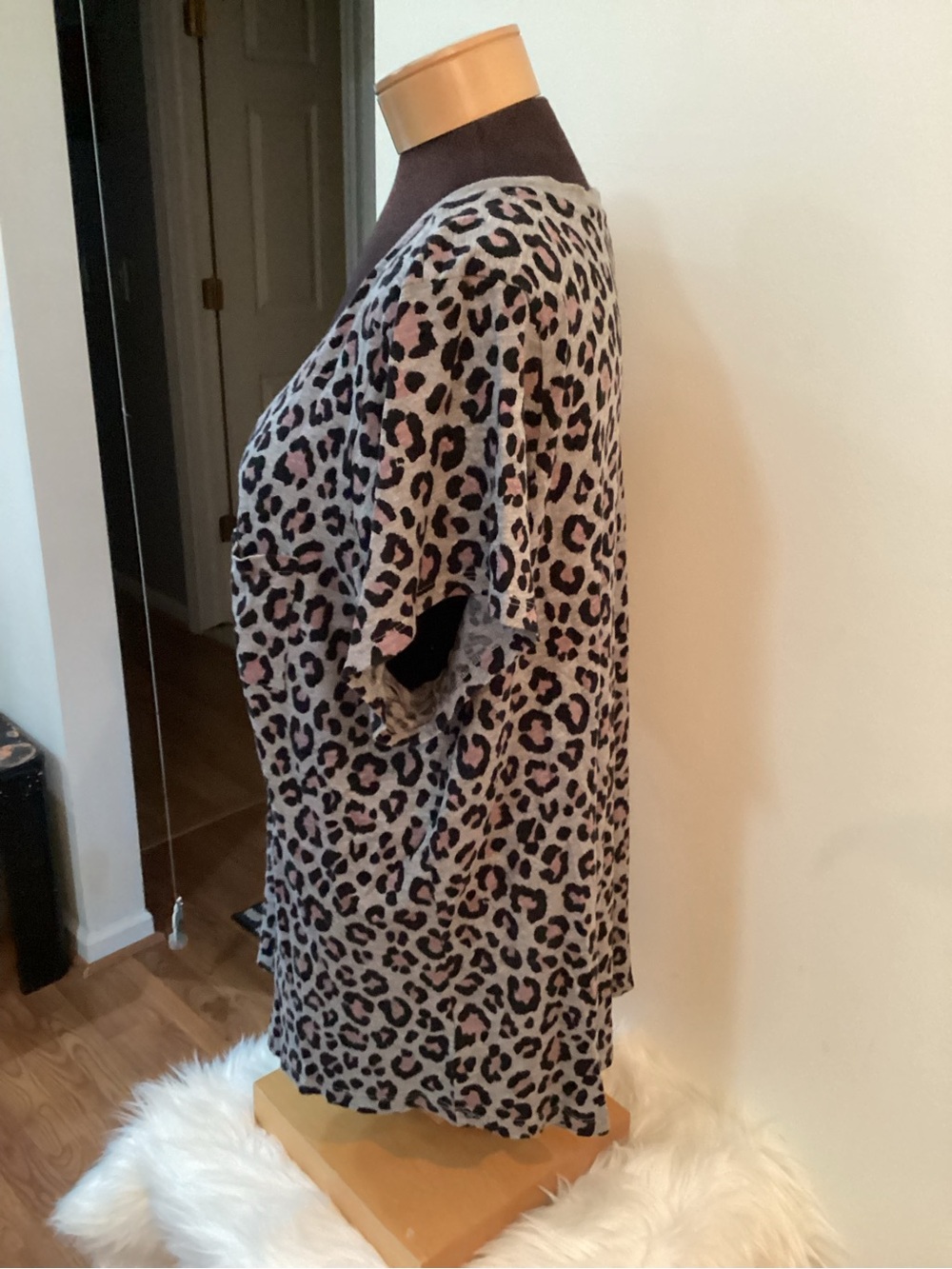 Torrid Size 3 Gray Pink Leopard Print V-Neck Pocket Tee Plus Size 3X - Picture 2 of 12